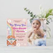 Retro Rainbow 1. Geburtstag Foto Einladung (Stehend Vorderseite)