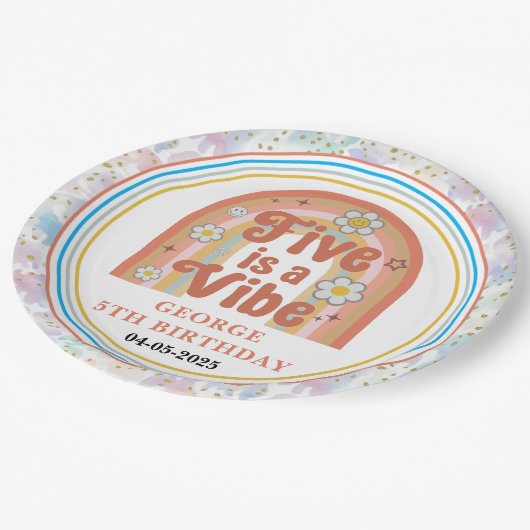 Retro Rainbow FIVE is a Vibe Groovy 5th Birthday Pappteller (Schrägansicht)