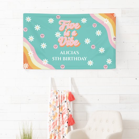 Retro Rainbow FIVE ist ein Vibe Groovy 5. Geburtst Banner (Insitu)