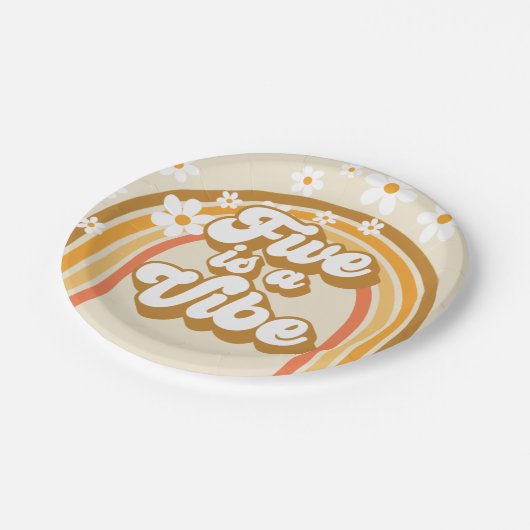 Retro Rainbow FIVE ist ein Vibe Groovy 5. Geburtst Pappteller (Schrägansicht)