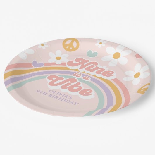 Retro Rainbow Nine ist ein Vibe 9. Pappteller (Schrägansicht)