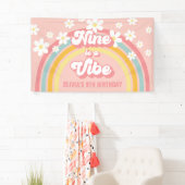 Retro Rainbow Nine ist ein Vibe Groovy 9. Geburtst Banner (Insitu)