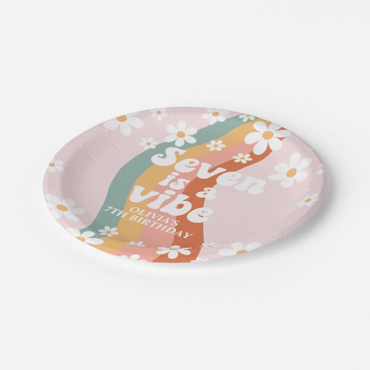 Retro Rainbow Seven ist ein Vibe Daisy 7. Geburtst Pappteller (Schrägansicht)