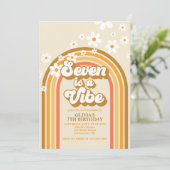 Retro Rainbow Seven ist ein Vibe Groovy 7. Geburts Einladung (Stehend Vorderseite)