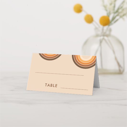 Retro Rainbow Seventies Typografie Creme Beige 70e Platzkarte (Vorderseite)