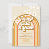 Retro Rainbow Young Wild und Three Birthday Einladung (Vorderseite)