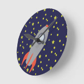 Retro-Raketenschiff mit Hintergrundbild des Sternm Runde Wanduhr (Winkel)