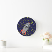 Retro-Raketenschiff mit Hintergrundbild des Sternm Runde Wanduhr (Zuhause)