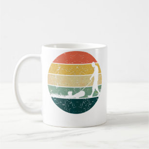 Retro-Rasenmähen Gras schneiden Mäher Gartenarbeit Kaffeetasse