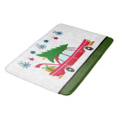 Retro Red Car mit einem Weihnachtsbaum Badematte (Schrägansicht)