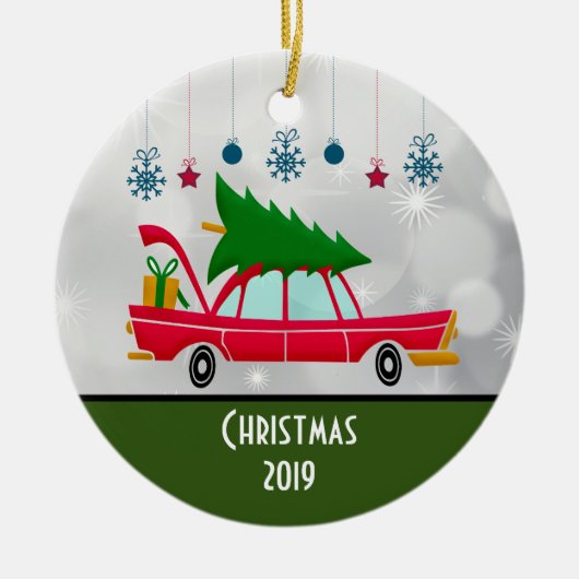 Retro Red Car mit einem Weihnachtsbaum Keramik Ornament (Vorne)