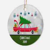 Retro Red Car mit einem Weihnachtsbaum Keramik Ornament (Links)