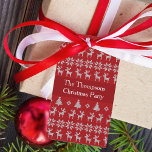 Retro Red Christmas Reindeer Custom Holiday Party Geschenkanhänger<br><div class="desc">Ein altmodischer Weihnachtsbaum,  Schneeflocke und Rentierfass-Raute-Pullover-Muster in Rot um Ihren personalisierten Text auf einem Feiertag Gunst-Tag,  das einen Stricklook hat. Mit diesen nostalgischen,  altmodischen Geschenketikern können Sie Ihren Urlaub individuell gestalten.</div>
