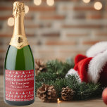 Retro Red Christmas Reindeer Custom Holiday Party Schaumweinetikett<br><div class="desc">Weihnachtsbaum,  Schneeflocke und Rentierfisch-Raute Pullover-Muster in Rot rund um Ihren personalisierten Text auf einem Champagner-Flaschenetikett,  das einen Stricklook hat. Mit diesen nostalgischen,  altmodischen Labels können Sie Ihren Urlaub individuell gestalten.</div>