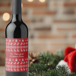 Retro Red Christmas Reindeer Custom Holiday Party Weinetikett<br><div class="desc">Weihnachtsbaum,  Schneeflocken und Rentierfisch-Raute Pullover-Muster in Rot um Ihren personalisierten Text auf einem Feiertagsweinetikett mit Strickwirkung. Mit diesen nostalgischen,  altmodischen Labels können Sie Ihren Urlaub individuell gestalten.</div>