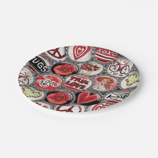Retro Red Floral Hearts Pappteller (Schrägansicht)