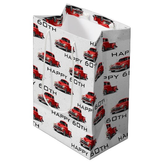 Retro Red Truck Medium Geschenktasche zum 60. Gebu Mittlere Geschenktüte (Vorderseite Schrägansicht)