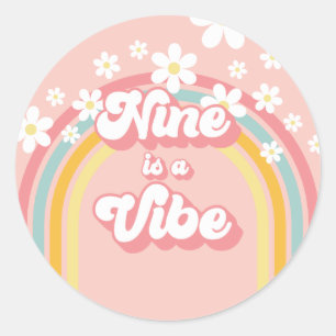 Retro Regenbogen Neun ist eine Stimmung Groovy 9. Runder Aufkleber
