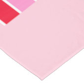 Retro-Regenbogen-Preppy-Rosa und Roter Pfeil Tischdecke (Schrägansicht)