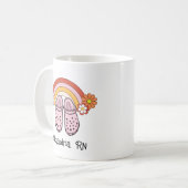 Retro-Regenbogen- und Gummi-Cloud-Monogramm-Pflege Kaffeetasse (Vorderseite Links)