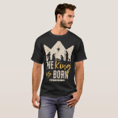 Retro Religious Christmas The King Is Born Christi T-Shirt (Vorne ganz)