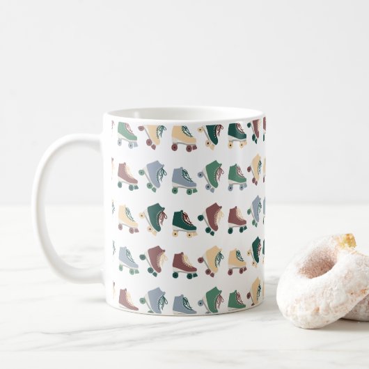 Retro Rollerskates Green Dusty Pink Pattern Kaffeetasse (Mit Donut)