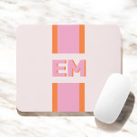 Retro-Rosa Orange<br><div class="desc">Erweitern Sie Ihren Arbeitsbereich mit einem personalisierten Mousepad, das Vintagen Charme und moderne Funktionalität verbindet. Ihr Monogramm nimmt die mittlere Bühne in einem fett formatierten serifenlosen Schriftart mit einem Schlagschatteneffekt, der Tiefe und Dimension verleiht. Die Retro-Farbpalette bringt eine spielerische, aber dennoch raffinierte Touch mit sich und macht dieses Mousepad nicht...</div>