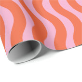 Retro Rosa Orange Groovy Wavy Stripe Geschenkpapier (Rolleneckpunkt)