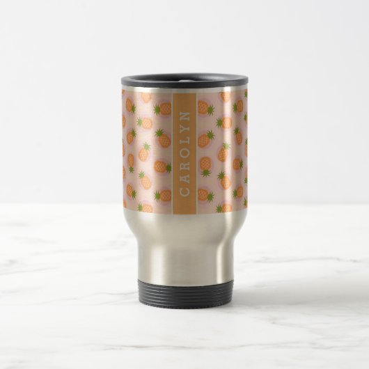 Retro rosa orangefarbene Ananasmuster Monogramm Reisebecher (Mittel)