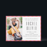 Retro Rosa rotes Karton Bat Mitzvah Foto Einladung<br><div class="desc">Feiern Sie diesen bedeutsamen Meilenstein mit einer kühlen,  modernen Bat Mitzvah Einladung,  die Stil und Tradition perfekt verbindet. Dieses auffallende Design besticht durch eine trendige,  vertikale Namensgestaltung gepaart mit eleganter Sans-Serif-Typografie,  eine lebhafte Schachbrettlinie in Rosa und Rot sowie ein großes,  individualisierbares Foto,  um den Ehrengast zu bewundern.</div>