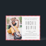 Retro Rosa rotes Karton Bat Mitzvah Foto Einladung<br><div class="desc">Feiern Sie diesen bedeutsamen Meilenstein mit einer kühlen,  modernen Bat Mitzvah Einladung,  die Stil und Tradition perfekt verbindet. Dieses auffallende Design besticht durch eine trendige,  vertikale Namensgestaltung gepaart mit eleganter Sans-Serif-Typografie,  eine lebhafte Schachbrettlinie in Rosa und Rot sowie ein großes,  individualisierbares Foto,  um den Ehrengast zu bewundern.</div>