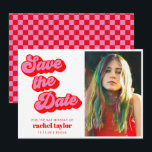 Retro Rosa rotes Karton Bat Mitzvah Foto Save The Date<br><div class="desc">Retro Mod Groovy Bold Rosa Red Checkerboard Bat Mitzvah Save the Date mit Foto - erhältlich als digitaler Download oder gedruckt.</div>