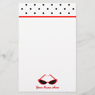 Retro rote Katzenaugen-Sonnenbrille u. schwarze Briefpapier