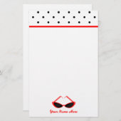 Retro rote Katzenaugen-Sonnenbrille u. schwarze Briefpapier (Vorne/Hinten)