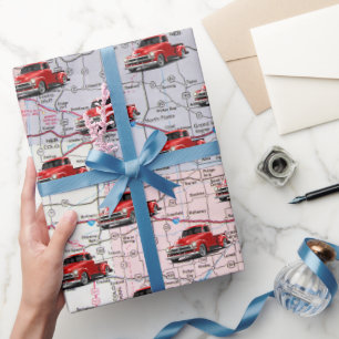 Retro roter LKW auf Straßenkarte Geschenkpapier