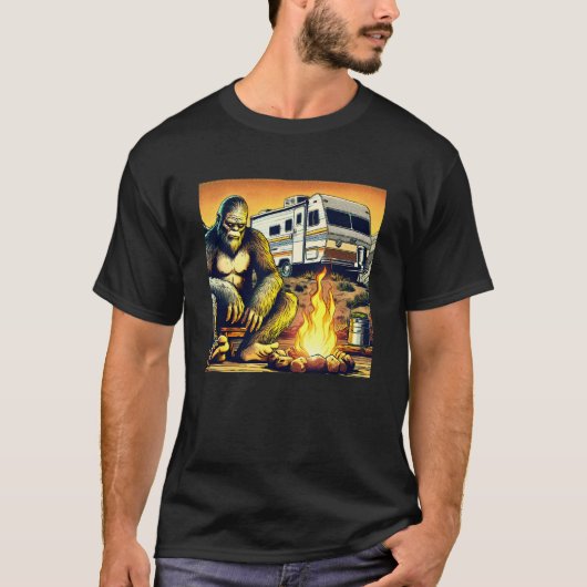Retro RV Sasquatch Camping T-Shirt (Vorderseite)
