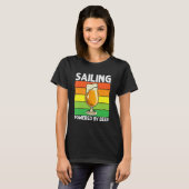 Retro Sailing Powered by Bier Segelboot Drinki T-Shirt (Vorne ganz)