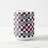 Retro-Schachbrett-Design mit Blumen Kaffeetasse (Mittel)