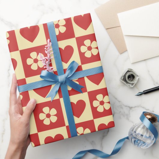 Retro-Schachbrett-Herzen-und-Blumen-Muster Geschenkpapier (Schenken)