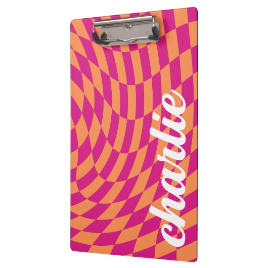 Retro-Schachbrett mit wirbelnder Welle in rosa Ora Klemmbrett (Links)