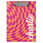 Retro-Schachbrett mit wirbelnder Welle in rosa Ora Klemmbrett (Vorderseite)