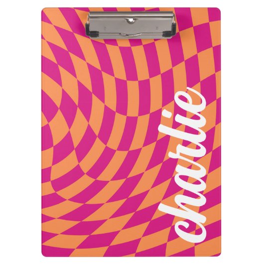 Retro-Schachbrett mit wirbelnder Welle in rosa Ora Klemmbrett (Vorderseite)