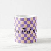Retro-Schachbrett Süßes Lavendel Kaffeetasse (Mittel)