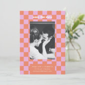 Retro-Schachbrettmuster Rosa Orange Moderne Hochze Save The Date (Stehend Vorderseite)