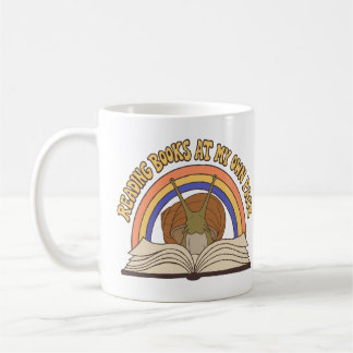 Retro-Schnecke liest Bücher Kaffeetasse