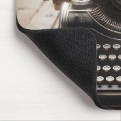 Retro-Schreibmaschine auf Holzschreibtisch Mousepad (Ecke)