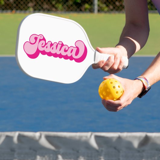 Retro Schriftart Hot Pink Jessica Pickleball Schläger (InSitu)