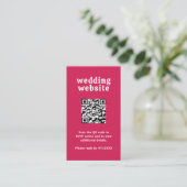 Retro Schriftart Hot Pink QR Code Moderne Hochzeit Begleitkarte (Stehend Vorderseite)