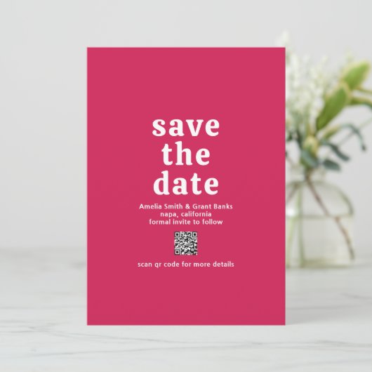Retro Schriftart Hot Pink QR Code Moderne Hochzeit Save The Date (Stehend Vorderseite)
