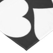 Retro Schwarz-Weiß-Herzmuster Tischdecke (Schrägansicht)